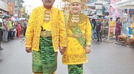 Bupati Tanjab Barat H Anwar Sadat Bersama Ketua TP-PKK Hj Fadhilah Sadat di Pawai Budaya (pro)