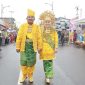 Bupati Tanjab Barat H Anwar Sadat Bersama Ketua TP-PKK Hj Fadhilah Sadat di Pawai Budaya (pro)
