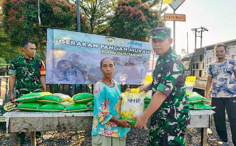 Danramil 419-02/Tungkal Ulu Kodim 0419/Tanjab Lettu Inf M Azhar Alamsyah Pimpin Penyaluran Beras Bulog (pentjb)