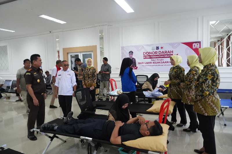 Kajari Tanjab Barat Radot Parulian Bersama PMI dan Pengurus IAD Tinjau Giat Donor Darah (hms)