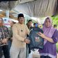 Bupati Tanjab Barat Anwar Sadat didampingi Kalaksa BPBD dan OPD terkait saat menyerahkan bantuan perlengkapan Sekolah Korban terdampak kebakaran (ist)