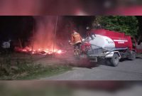 Petugas Damkar Dibantu Warga Sekitar Saat Melakukan Pemadaman Api (hms)