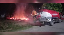 Petugas Damkar Dibantu Warga Sekitar Saat Melakukan Pemadaman Api (hms)