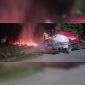 Petugas Damkar Dibantu Warga Sekitar Saat Melakukan Pemadaman Api (hms)