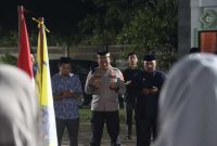 AKBP Agung Basuki mendampingi Ketua IKA PMII Tanjab Barat Suroso dan PC PMII saat Do'a Bersama (hms)