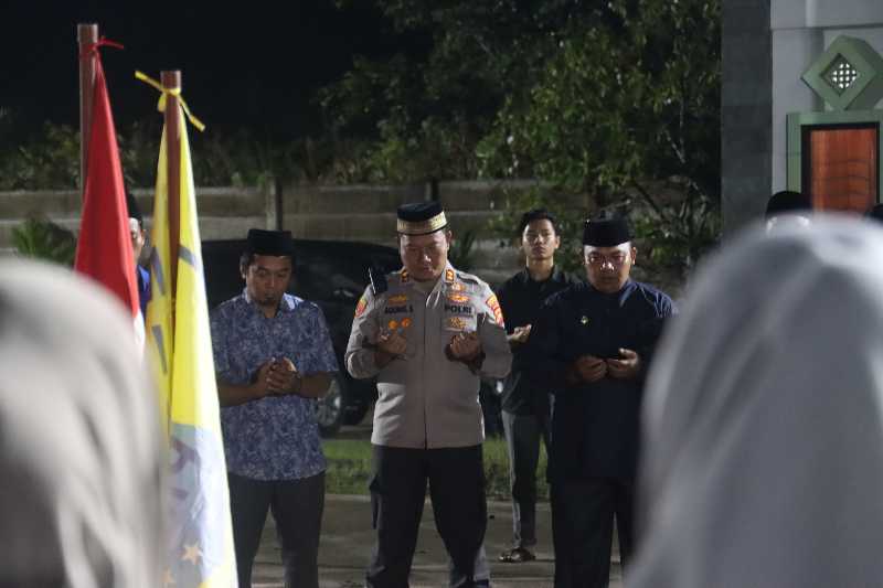 AKBP Agung Basuki mendampingi Ketua IKA PMII Tanjab Barat Suroso dan PC PMII saat Do'a Bersama (hms)