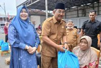 Didampingi Ketua TP-PKK Hj Fadhilah Sadat, Bupati Tanjab Barat Drs H Anwar Sadat, M. Ag Serahkan Bantuan ke Warga (ist)