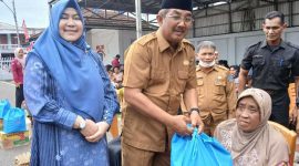 Didampingi Ketua TP-PKK Hj Fadhilah Sadat, Bupati Tanjab Barat Drs H Anwar Sadat, M. Ag Serahkan Bantuan ke Warga (ist)