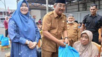 Didampingi Ketua TP-PKK Hj Fadhilah Sadat, Bupati Tanjab Barat Drs H Anwar Sadat, M. Ag Serahkan Bantuan ke Warga (ist)