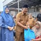 Didampingi Ketua TP-PKK Hj Fadhilah Sadat, Bupati Tanjab Barat Drs H Anwar Sadat, M. Ag Serahkan Bantuan ke Warga (ist)