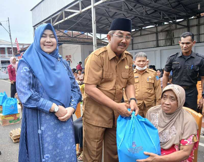 Didampingi Ketua TP-PKK Hj Fadhilah Sadat, Bupati Tanjab Barat Drs H Anwar Sadat, M. Ag Serahkan Bantuan ke Warga (ist)