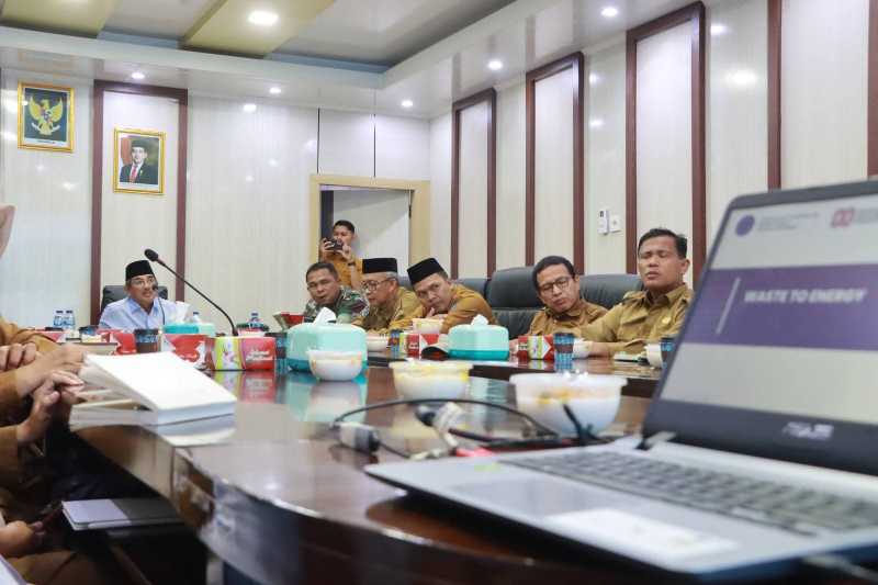 Bupati Anwar Sadat Bersama OPD Terkait Saat Mengikuti Rakor Via Zoom (pro)