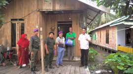 Sekretaris DPRD Hidayat Bersama Ketua IARMI Jamal Darmawan Sie dan Perwakilan Menwa Satuan 010 IAI An-Nadwah Kuala Tungkal Saat Berikan Bansos (hms)