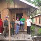 Sekretaris DPRD Hidayat Bersama Ketua IARMI Jamal Darmawan Sie dan Perwakilan Menwa Satuan 010 IAI An-Nadwah Kuala Tungkal Saat Berikan Bansos (hms)