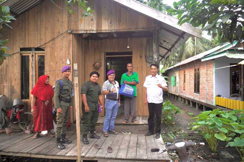 Sekretaris DPRD Hidayat Bersama Ketua IARMI Jamal Darmawan Sie dan Perwakilan Menwa Satuan 010 IAI An-Nadwah Kuala Tungkal Saat Berikan Bansos (hms)
