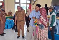 Kadis Perakim Syafrun dampingi Bupati Anwar Sadat Saat Salurkan Bantuan Bagi MBR Peringatan Hapernas 2025 (hms)