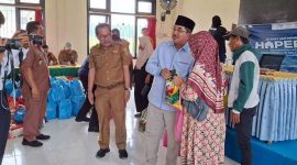 Kadis Perakim Syafrun dampingi Bupati Anwar Sadat Saat Salurkan Bantuan Bagi MBR Peringatan Hapernas 2025 (hms)