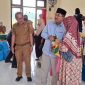 Kadis Perakim Syafrun dampingi Bupati Anwar Sadat Saat Salurkan Bantuan Bagi MBR Peringatan Hapernas 2025 (hms)