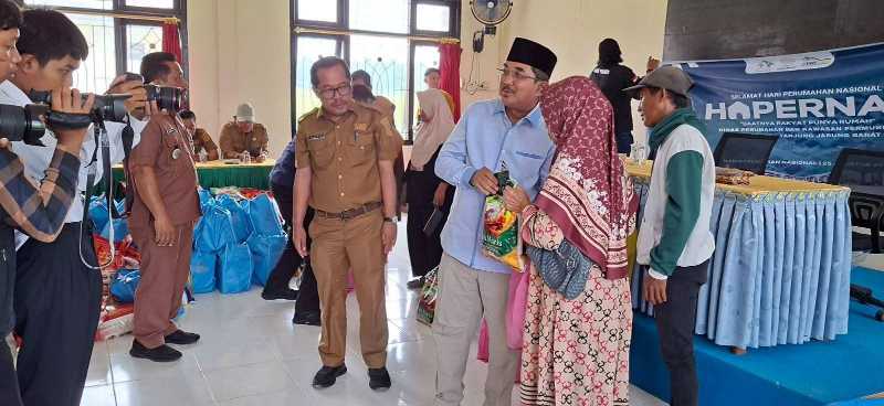 Kadis Perakim Syafrun dampingi Bupati Anwar Sadat Saat Salurkan Bantuan Bagi MBR Peringatan Hapernas 2025 (hms)