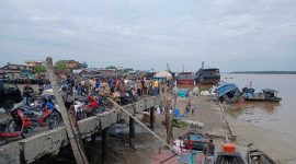 Kondisi Pelabuhan Tangga Raja Ulu Yang Ambruk dan Menimpa Kapal Tengah Sandar (ist)
