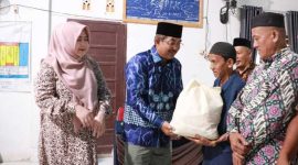 Didamlingi Fadhilah Sadat, Bupati Anwar Sadat berikan bantuan paket sembako (pro)