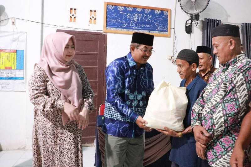 Didamlingi Fadhilah Sadat, Bupati Anwar Sadat berikan bantuan paket sembako (pro)