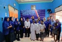 Ketua DPC Partai Demokrat Tanjab Barat Jamal Darmawan Sie, bersama Anggota DPRD Wildawati dan Pengurus bersama Anak Yang Akan Dilanjutkan Pendidikannya (ist)