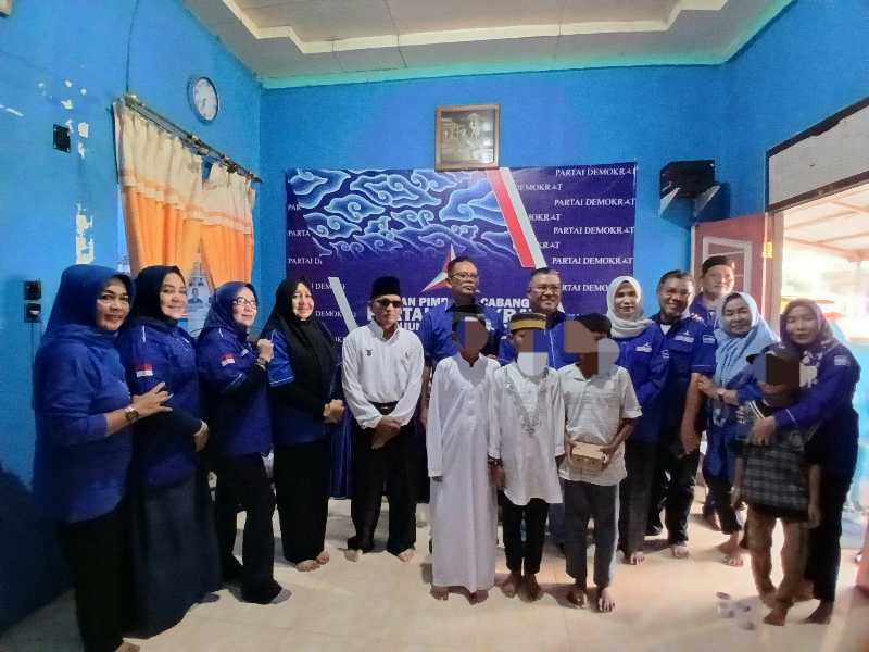 Ketua DPC Partai Demokrat Tanjab Barat Jamal Darmawan Sie, bersama Anggota DPRD Wildawati dan Pengurus bersama Anak Yang Akan Dilanjutkan Pendidikannya (ist)