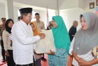 Bupati Anwar Sadat Serahkam Bantuan Sembako (pro)