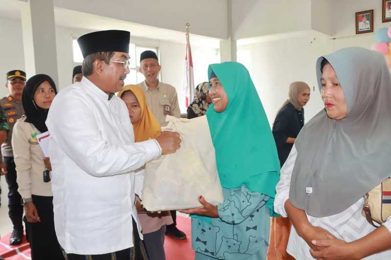 Bupati Anwar Sadat Serahkam Bantuan Sembako (pro)