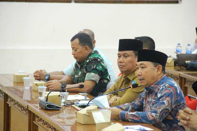 Ketua DPRD Tanjab Barat Hamdani didampingi Wakil Bupati Katamso dan Unsur Forkopimda saat Pimpin RDPU (pro)