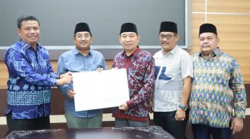 Bupati Anwar Sadat, Wakil Bupati Katamso bersama Ketua DPRD Hamdani, Wakil Ketua Muh Sjafril Simamora dan Hasam Basyri Harahap (pro)