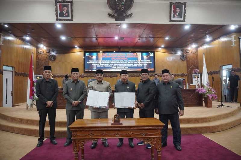 Ketua DPRD Hamndani Bersama Wakil Ketua dan Sekretaris Beserta Bupati, Wakil Bupati (hms)