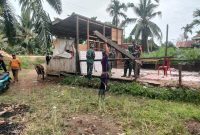 Prajutit TNI AD Kodim 0419/Tanjab saat melakukan bedah rumah (pentjb)