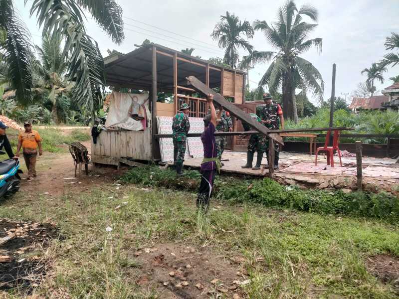 Prajutit TNI AD Kodim 0419/Tanjab saat melakukan bedah rumah (pentjb)
