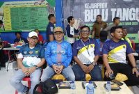 Ketua Umum Pengkab PBSI Tanjab Barat H Abdullah, Ketua KONI Jamal Darmawan Sie bersama Pengprov PBSI Jambi (ist)