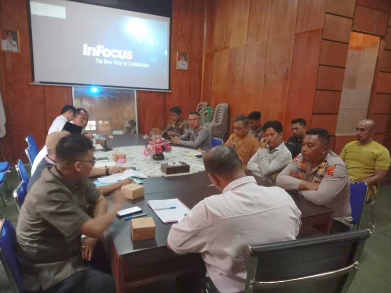 Panitia Pelaksana Saat Rapat Persiapan Kejurprov Bulu Tangkis Bersama Pejabat Terkait Yang Turut Dihadiri Apafat Kepolisian (Panpel)