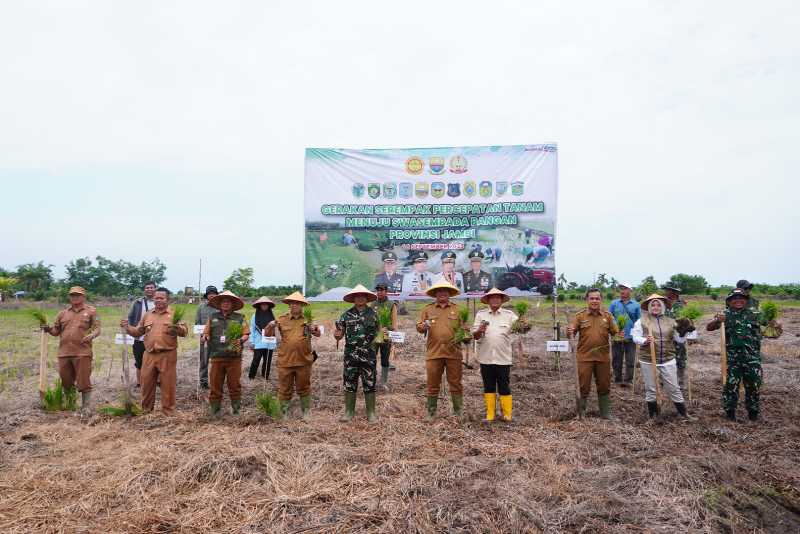 Dandim 0419/Tanjab Letkol Arm Dwi Sutaryo Bersama Wakil Bupati Tanjab Barat Katamso, OPD Serta Instansi Terkait Saat Penanaman Padi (Pentjb)