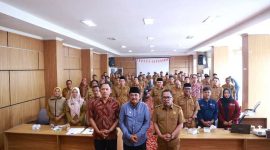 Bupati Tanjab Barat Anwar Sadat Didampingi Kadis Perakim Syafrun dan Narasumber Bersama Peserta (pro)