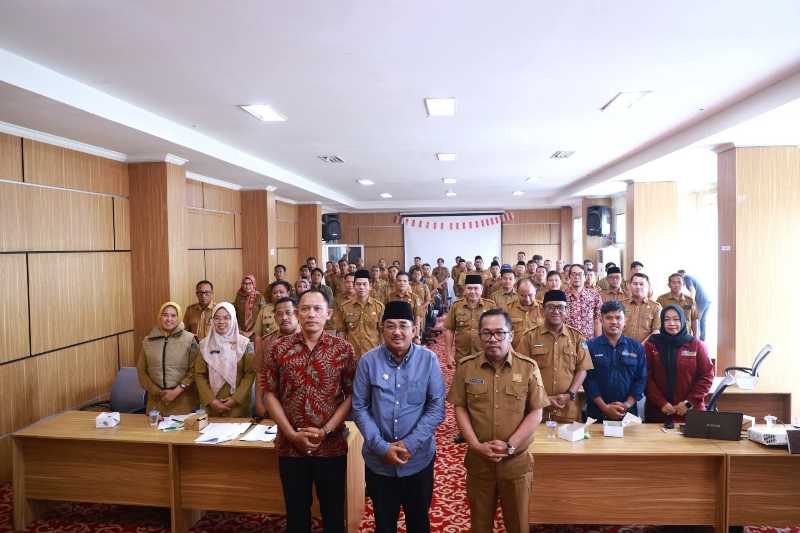 Bupati Tanjab Barat Anwar Sadat Didampingi Kadis Perakim Syafrun dan Narasumber Bersama Peserta (pro)