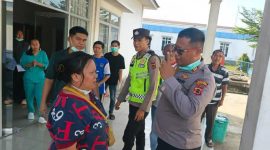 Kapolsek Merlung AKP Agung Heru Wibowo Saat Menyerahkan Jenazah Almarhum ke Lamro BR Silaban (dok Polsek)