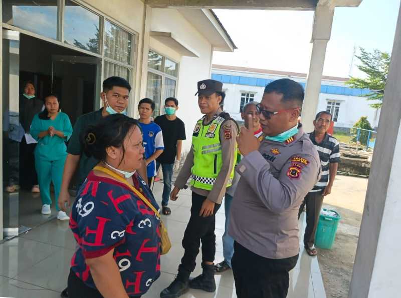 Kapolsek Merlung AKP Agung Heru Wibowo Saat Menyerahkan Jenazah Almarhum ke Lamro BR Silaban (dok Polsek)