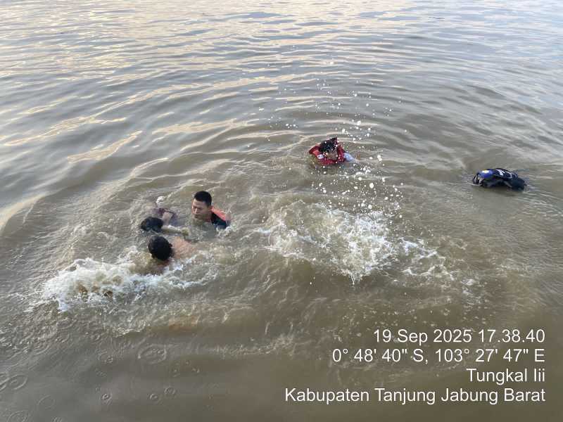 Tim SAR Evakuasi Korban Tenggelam di Perairan Sungai Pengabuan (Humas)