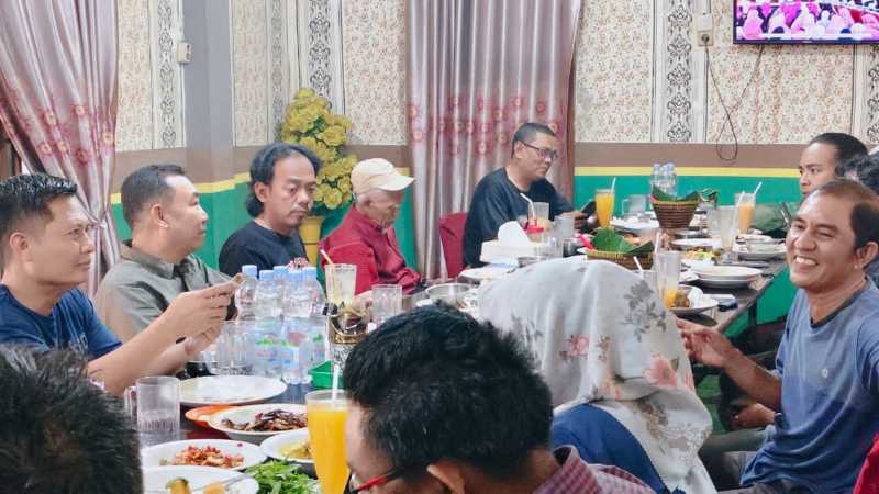 Ketua DPRD Tanjab Barat Hamdani Pererat Silaturrahmi Dengan Wartawan (sj)