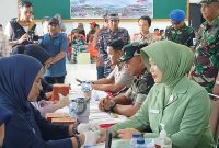 Dandim 0419/Tanjab Letkol Arm Dwi Sutaryo Didampingi Ketua Persit Cabang XXVI Ny Tanty Dwi Sutaryo Bersama Sekda Tanjab Barat Hermansyah Saat Pengecekan Kesehatan (ist)
