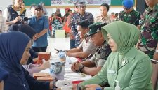 Dandim 0419/Tanjab Letkol Arm Dwi Sutaryo Didampingi Ketua Persit Cabang XXVI Ny Tanty Dwi Sutaryo Bersama Sekda Tanjab Barat Hermansyah Saat Pengecekan Kesehatan (ist)