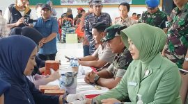 Dandim 0419/Tanjab Letkol Arm Dwi Sutaryo Didampingi Ketua Persit Cabang XXVI Ny Tanty Dwi Sutaryo Bersama Sekda Tanjab Barat Hermansyah Saat Pengecekan Kesehatan (ist)
