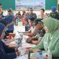 Dandim 0419/Tanjab Letkol Arm Dwi Sutaryo Didampingi Ketua Persit Cabang XXVI Ny Tanty Dwi Sutaryo Bersama Sekda Tanjab Barat Hermansyah Saat Pengecekan Kesehatan (ist)