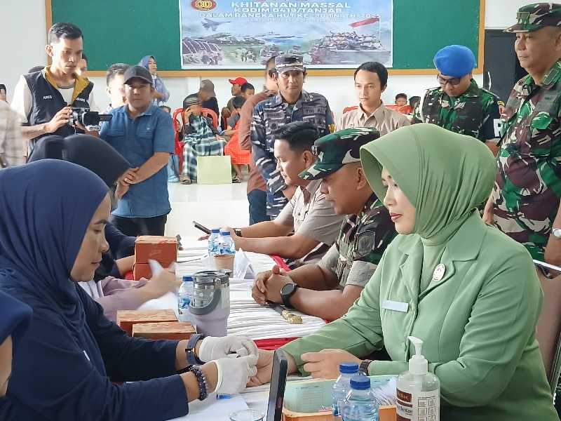Dandim 0419/Tanjab Letkol Arm Dwi Sutaryo Didampingi Ketua Persit Cabang XXVI Ny Tanty Dwi Sutaryo Bersama Sekda Tanjab Barat Hermansyah Saat Pengecekan Kesehatan (ist)