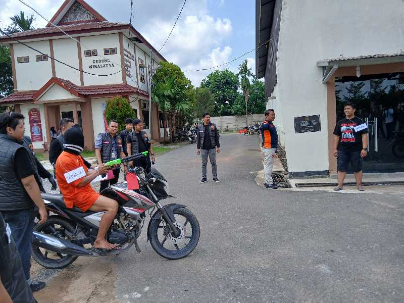 Rekonstruksi Adegan Saat Pelaku JM Tembak Korban (ist) 